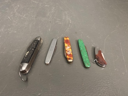 5 assorted pocket knives