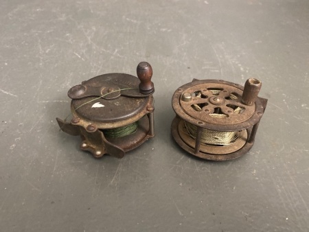 2x vintage metal fishing crank reels (2 & 2 1/4in) - 1 marked L Elite (France)