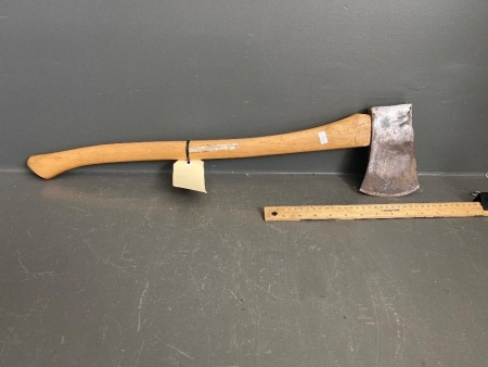 2 1/2lb unbranded axe with 700mm hickory handle