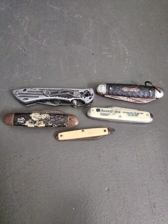 5 assorted pocket knives