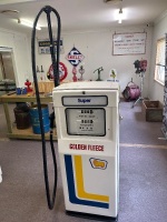 Wayne 605 petrol pump (introduced 1959). Golden Fleece livery