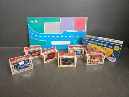 Blue box Service Station w. Mat in box with 6 x Days Gone die Cast Cars