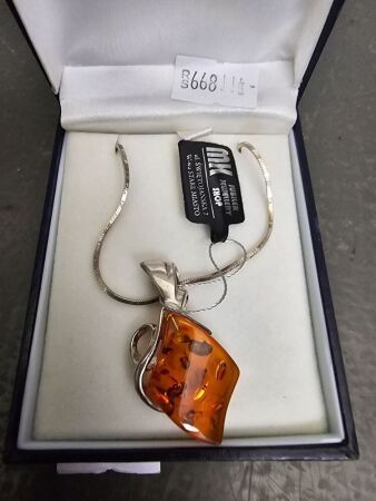 Large Amber Pendant Set nin SIlver & Stirling Silver Chain