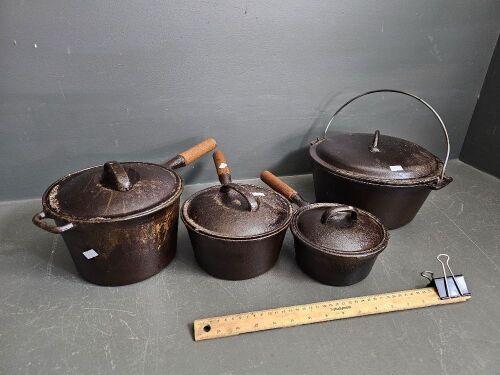 Cast Iron Set of 3 Saucepans with lids & Oven