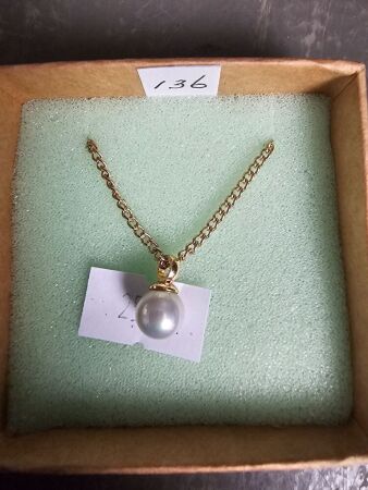 Gold Featured Drop Pearl Necklet