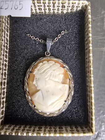 Ladies Vintage Cameo Pendant