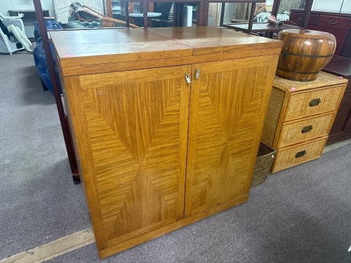 Wooden drinks cabinet w fridge