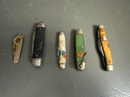 5 assorted pocket knives