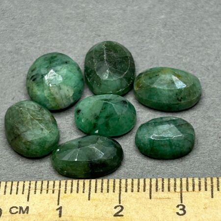 27 carats EMERALD Gemstones