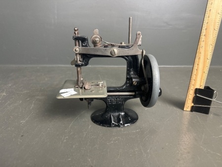 Peter Pan Hand Sewing Machine Model 0