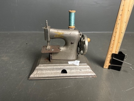 Casige Vintage Metal Sewing Machine