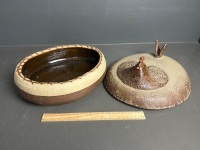 Large pottery casserole dish depicting a chicken - signed to base - 3