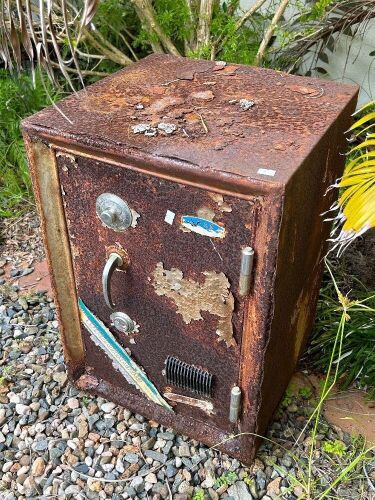 Old rusty safe - combination unknown