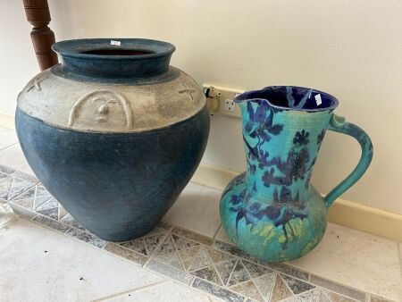 1 painted teracotta pot + repaired glazed pottery jug (signed to base)