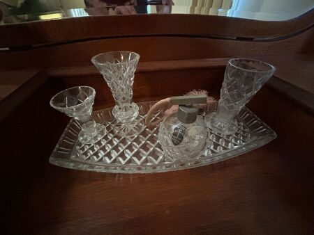 Crystal/glass dresser set