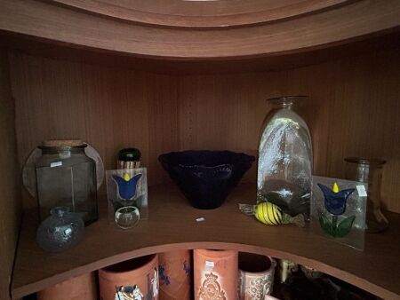 Shelf lot of glassware