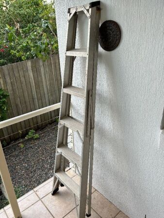 Aluminium step ladder