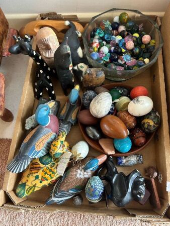 Assorted lot of display ornaments