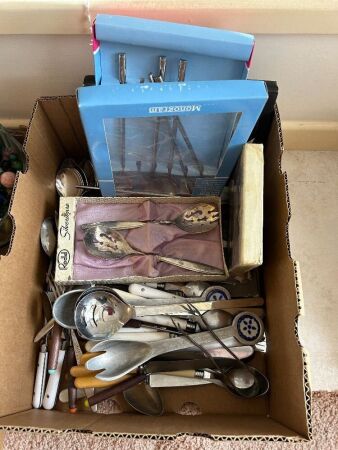 Assorted lot of cutlery