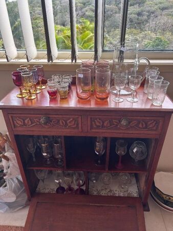 Mixed glassware lot (on and in sideboard)