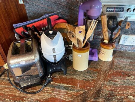 Kitchen lot - kettle, milkshake maker, knives etc