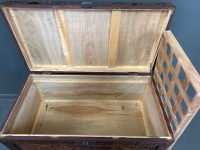 Carved Camphor Laurel Chest w. Lock & Insert tray - 5