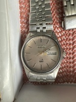 4 Vintage Wrist Watches including Seiko Q100 - 2