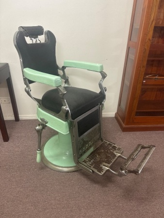 Vintage Cast Iron & Enamel / Porcelain Barbers Chair in good condition