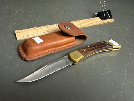 Folding Buck Knife (USA) in leather pouch