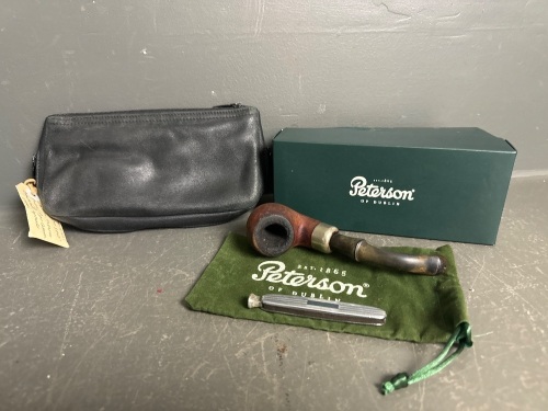 K & P Peterson (Ireland) curved neck pipe - Std system in original packaging with pipe knife + Alfred Dunhill -The White Spot- lined leather pipe/tobacco pouch