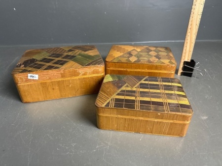 Vintage mosaic straw inlay graduated trinket boxes (3)