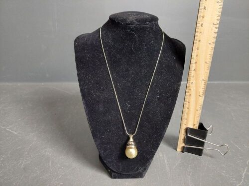 Gold Featured Drop-Pearl Necklace (unused)