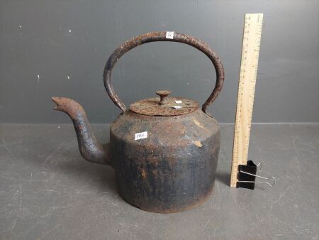 Clark & Co. (Eng) First Quality cast iron kettle - 4 quart, No.4,