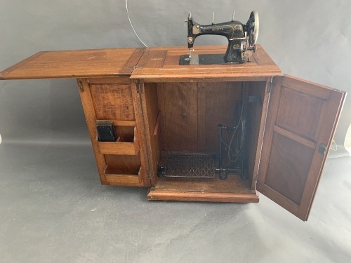 Early 20th Century German Selecta Sewing Machine in Nice Mahogany Cabinet