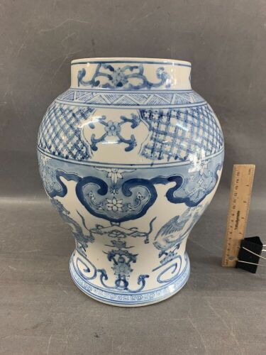 Blue & White Chinese Jar / Vase