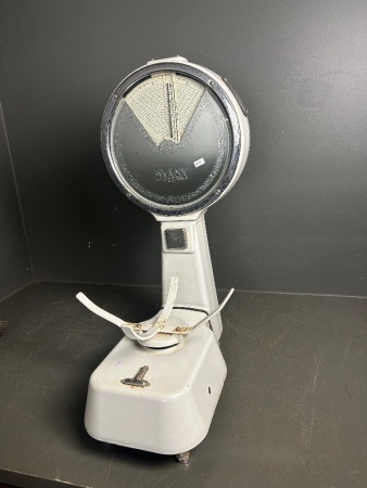 Vintage enamelled Avery (Eng) shop scales - no bowl