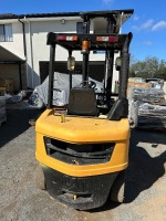 Caterpillar DP25N Diesel Forklift - Serial no. T18C-52314 - 2500kg at 500mm load - load centre 500mm - max height 4500mm - indicating 5882 hrs - (SPECIAL CONDITIONS - auctioneers retain usage rights until 3pm, Tuesday, July 23) - 3