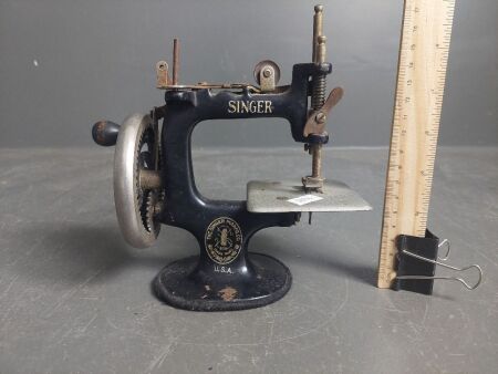 Antique Small Singer Sewing Machine (all metal)