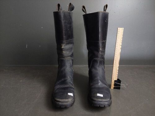 Pair of Dunlop Leather Stable Top Boots - size 6-7