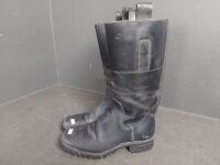 Pair of Dunlop Leather Stable Top Boots - size 6-7 - 2