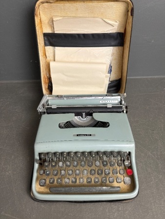 Olivetti (GB) Leterra 22 Typewriter in Case