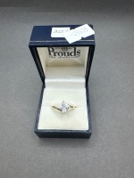 Elegant 9ct gold ring w. Square stone solitaire setting stamped 375