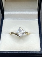 Elegant 9ct gold ring w. Square stone solitaire setting stamped 375 - 2