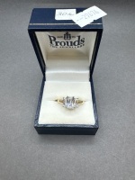 Beautiful 9ct Gold 3 square stone setting ring stamped 375