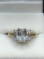 Beautiful 9ct Gold 3 square stone setting ring stamped 375 - 2