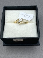 Exquisite 9ct gold solitaire ring with divided shank