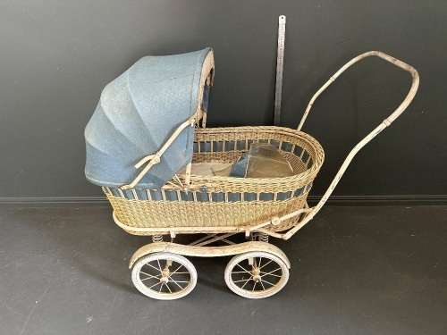 Absolutley Stunning Childrens Pram with Spring Suspension Original Covers & Bedding in Excellent condition Circa.1930/40s