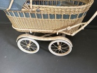 Absolutley Stunning Childrens Pram with Spring Suspension Original Covers & Bedding in Excellent condition Circa.1930/40s - 3