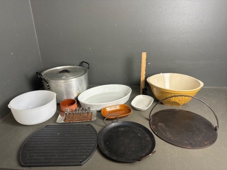 Excellent Mixed Kitchen Lot inc Mixing Bowls & Skillets