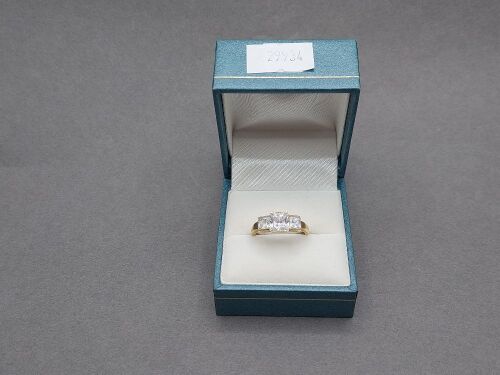 Stunnning 9ct Gold 3 Stone Setting Ring - Stammed 375 - Size M